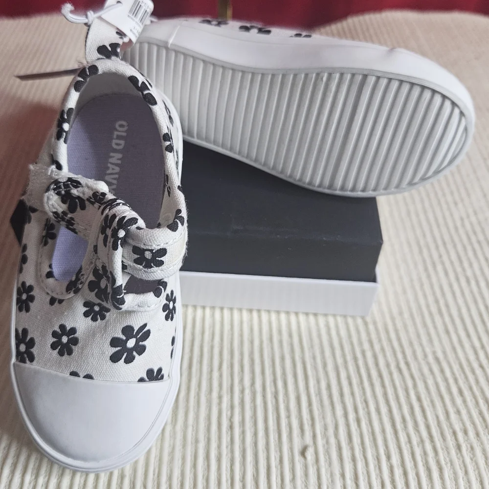NWT Old Navy Kids Floral Loafers Size US 5